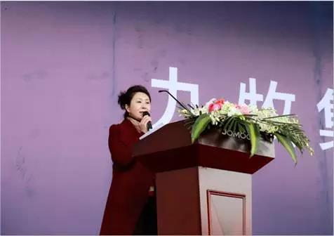 常务副总裁刘艳主持大会