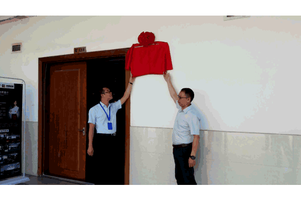 1531895592612737.gif 1531447474850446.gif